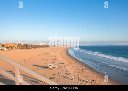 Vue magnifique sur la mer et la plage de sable avec ciel bleu en arrière-plan Banque D'Images