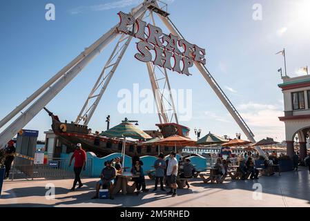 Promenade en bateau pirate avec texte à Santa Cruz Beach Boardwalk pendant l'été Banque D'Images