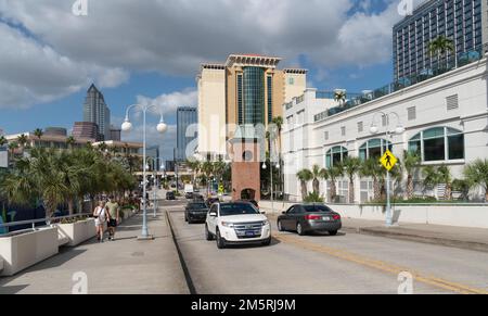 Tampa, Floride, États-Unis. 2022. Hôtels célèbres et circulation sur South Harbor Isalnd Blvd, centre-ville de Floride, États-Unis. Banque D'Images