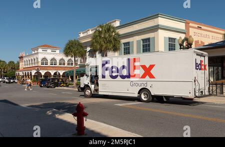 Les villages, Floride, Etats-Unis. 2022. Transport international de colis et de colis camion de livraison faisant un arrêt dans un centre-ville de Floride. Banque D'Images