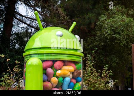 Statue de jelly bean Android avec arbres en arrière-plan dans le jardin du campus de google Banque D'Images