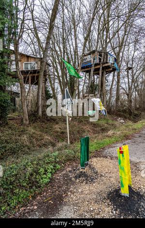 Barricades, obstacles, dans le camp des activistes du climat dans le reste du village de Lützerath, qui sera le dernier endroit à être dragué à l'op Banque D'Images