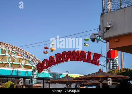 Texte de la promenade rouge à l'entrée du parc d'attractions de Santa Cruz Beach Boardwalk Banque D'Images