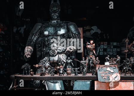 Batman et diverses statues de super-héros Marvel disposées sur une table dans une boutique de cadeaux Banque D'Images