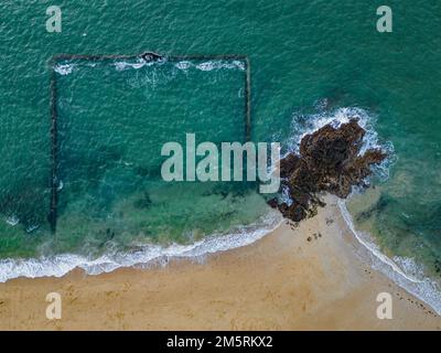 Vue aérienne de la piscine d'eau de mer du bon secours à Saint-Malo, France Banque D'Images
