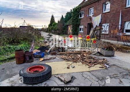 Barricades, obstacles, dans le camp des activistes du climat dans le reste du village de Lützerath, qui sera le dernier endroit à être dragué à l'op Banque D'Images