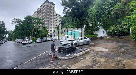 Santos, Sao Paulo, Brésil. 30th décembre 2022. (INT) hommage à Pele, le dernier joueur brésilien de football de Santos. 30 décembre 2022, Santos, Sao Paulo, Brésil : avec la pluie légère, les touristes de Santos et d'autres endroits visitent les points les plus divers de la ville de Santos, sur la côte de Sao Paulo, en rendant hommage au roi du football, Pele. Du stade Urbano Caldeira à Vila Belmiro au musée Pele et au palais José Bonifacio dans le centre historique, des gens et des journalistes se sont mêlés pour voir et honorer le joueur. Le cimetière vertical, le Mémorial, sera le dernier lieu de repos du joueur mardi prochain Banque D'Images