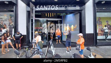 Santos, Sao Paulo, Brésil. 30th décembre 2022. (INT) hommage à Pele, le dernier joueur brésilien de football de Santos. 30 décembre 2022, Santos, Sao Paulo, Brésil : avec la pluie légère, les touristes de Santos et d'autres endroits visitent les points les plus divers de la ville de Santos, sur la côte de Sao Paulo, en rendant hommage au roi du football, Pele. Du stade Urbano Caldeira à Vila Belmiro au musée Pele et au palais José Bonifacio dans le centre historique, des gens et des journalistes se sont mêlés pour voir et honorer le joueur. Le cimetière vertical, le Mémorial, sera le dernier lieu de repos du joueur mardi prochain Banque D'Images