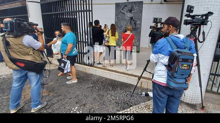 Santos, Sao Paulo, Brésil. 30th décembre 2022. (INT) hommage à Pele, le dernier joueur brésilien de football de Santos. 30 décembre 2022, Santos, Sao Paulo, Brésil : avec la pluie légère, les touristes de Santos et d'autres endroits visitent les points les plus divers de la ville de Santos, sur la côte de Sao Paulo, en rendant hommage au roi du football, Pele. Du stade Urbano Caldeira à Vila Belmiro au musée Pele et au palais José Bonifacio dans le centre historique, des gens et des journalistes se sont mêlés pour voir et honorer le joueur. Le cimetière vertical, le Mémorial, sera le dernier lieu de repos du joueur mardi prochain Banque D'Images