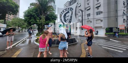Santos, Sao Paulo, Brésil. 30th décembre 2022. (INT) hommage à Pele, le dernier joueur brésilien de football de Santos. 30 décembre 2022, Santos, Sao Paulo, Brésil : avec la pluie légère, les touristes de Santos et d'autres endroits visitent les points les plus divers de la ville de Santos, sur la côte de Sao Paulo, en rendant hommage au roi du football, Pele. Du stade Urbano Caldeira à Vila Belmiro au musée Pele et au palais José Bonifacio dans le centre historique, des gens et des journalistes se sont mêlés pour voir et honorer le joueur. Le cimetière vertical, le Mémorial, sera le dernier lieu de repos du joueur mardi prochain Banque D'Images