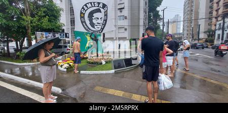 Santos, Sao Paulo, Brésil. 30th décembre 2022. (INT) hommage à Pele, le dernier joueur brésilien de football de Santos. 30 décembre 2022, Santos, Sao Paulo, Brésil : avec la pluie légère, les touristes de Santos et d'autres endroits visitent les points les plus divers de la ville de Santos, sur la côte de Sao Paulo, en rendant hommage au roi du football, Pele. Du stade Urbano Caldeira à Vila Belmiro au musée Pele et au palais José Bonifacio dans le centre historique, des gens et des journalistes se sont mêlés pour voir et honorer le joueur. Le cimetière vertical, le Mémorial, sera le dernier lieu de repos du joueur mardi prochain Banque D'Images