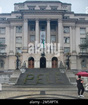 Santos, Sao Paulo, Brésil. 30th décembre 2022. (INT) hommage à Pele, le dernier joueur brésilien de football de Santos. 30 décembre 2022, Santos, Sao Paulo, Brésil : avec la pluie légère, les touristes de Santos et d'autres endroits visitent les points les plus divers de la ville de Santos, sur la côte de Sao Paulo, en rendant hommage au roi du football, Pele. Du stade Urbano Caldeira à Vila Belmiro au musée Pele et au palais José Bonifacio dans le centre historique, des gens et des journalistes se sont mêlés pour voir et honorer le joueur. Le cimetière vertical, le Mémorial, sera le dernier lieu de repos du joueur mardi prochain Banque D'Images