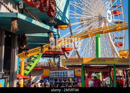 Vue sur les montagnes russes et les montagnes russes du parc d'attractions Pacific Banque D'Images