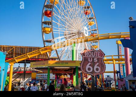 Vue sur les promenades en montagnes russes et en rouleurs à travers le panneau de la route US 66 Banque D'Images