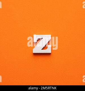 Lettre minuscule blanche z sur fond mousse orange Banque D'Images