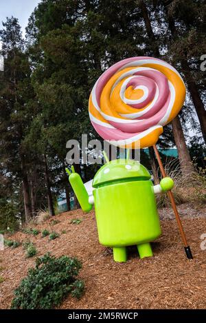 Statue de lollipop Android devant de grands arbres sur le campus de google au coucher du soleil Banque D'Images