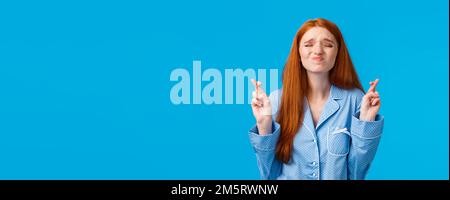 Girl désireux de gagner la concurrence, faire tiens nuit avant l'examen. Plaidant redhead teenage étudiante en lingerie de nuit, de fermer les yeux et prier d'intenses Banque D'Images