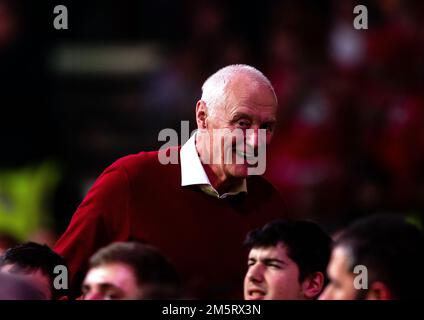 Barry Hearn, président de la Professional Darts Corporation, regardant pendant le treize jour du Championnat du monde des fléchettes de Cazoo à Alexandra Palace, Londres. Date de la photo: Vendredi 30 décembre 2022. Banque D'Images