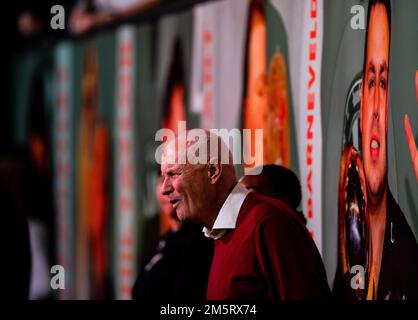 Barry Hearn, président de la Professional Darts Corporation, regardant pendant le treize jour du Championnat du monde des fléchettes de Cazoo à Alexandra Palace, Londres. Date de la photo: Vendredi 30 décembre 2022. Banque D'Images