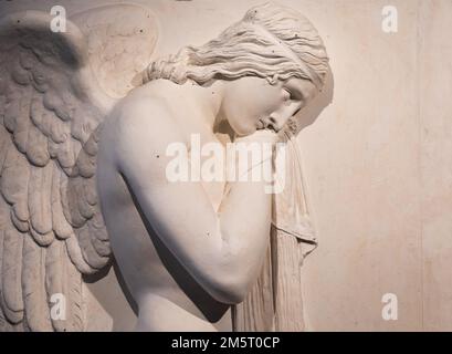 Possagno, Italie - juin 2022 : Ange funéraire par Antonio Canova, 1818. Statue ancienne, art vintage Banque D'Images