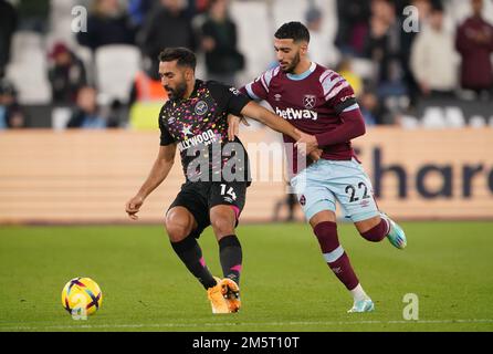 Saman Ghoddos de Brentford (à gauche) et West Ham United ont déclaré que Benrahma se battait pour le ballon lors du match de la Premier League au London Stadium, Londres. Date de la photo: Vendredi 30 décembre 2022. Banque D'Images