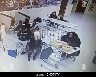 Buffalo, New York, États-Unis. 30th décembre 2022. Un groupe de personnes a utilisé la cafétéria comme chambre à coucher et salle à manger. Un Buffalo est acclamé comme un héros après avoir secouru deux douzaines d'automobilistes la semaine dernière qui ont été piégés dans des voitures après une tempête de neige historique qui a frappé l'État la semaine dernière. Après avoir fait une entrée dans une école voisine, Jay Withey, 27 ans, est revenu dans la tempête, à la recherche d'autres personnes pour aider. (Credit image: © Cheektowaga police Department/ZUMA Press Wire) Credit: ZUMA Press, Inc./Alamy Live News Banque D'Images
