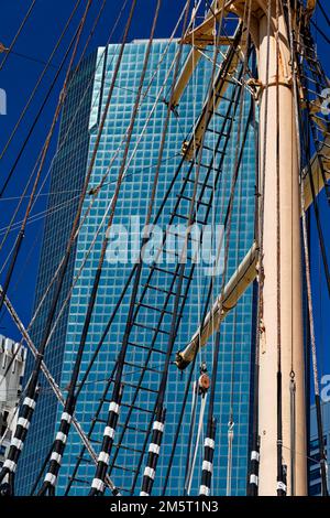 Montage de la barque à quatre mâts Peking (qui réside maintenant dans un musée en Allemagne). Banque D'Images