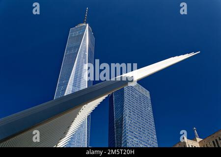 World Trade Center et Oculus survolent Ground Zero. Banque D'Images