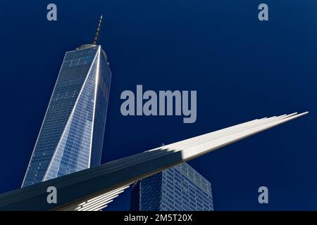 World Trade Center et Oculus survolent Ground Zero. Banque D'Images