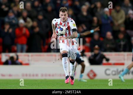 Stoke on Trent, Royaume-Uni. 30th décembre 2022. Josh Tymon de Stoke City en action. Match de championnat EFL Skybet, Stoke City v Burnley, au stade Bet365 de Stoke on Trent, le vendredi 30th décembre 2022. Cette image ne peut être utilisée qu'à des fins éditoriales. Utilisation éditoriale uniquement, licence requise pour une utilisation commerciale. Aucune utilisation dans les Paris, les jeux ou les publications d'un seul club/ligue/joueur.pic par Chris Stading/Andrew Orchard sports Photography/Alamy Live News crédit: Andrew Orchard sports Photography/Alamy Live News Banque D'Images