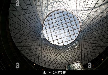 L'atrium du Fulton Centre est recouvert par le « réseau de réflexion » apparemment tissé par une araignée en acier industius. Banque D'Images