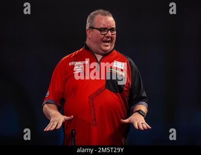 Stephen Bunting réagissant pendant le treize jour du Championnat du monde des fléchettes de Cazoo à Alexandra Palace, Londres. Date de la photo: Vendredi 30 décembre 2022. Banque D'Images