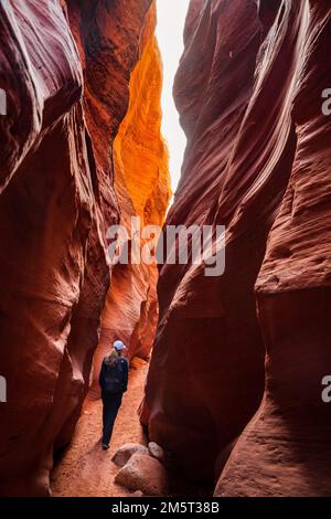 À travers le Slot Canyon Banque D'Images