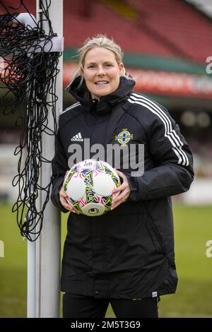 Gail Redmond, responsable du développement des femmes à l'Irish football Association (IFA), et entraîneur-chef bénévole du Glentoran Women's FC, Qui a été fait un MBE (membre de l'ordre de l'Empire britannique) pour les services à l'Association football en Irlande du Nord dans la liste des honneurs du nouvel an, photographié à l'ovale, le terrain de maison de Glentoran. Date de la photo: Jeudi 29 décembre 2022. Banque D'Images