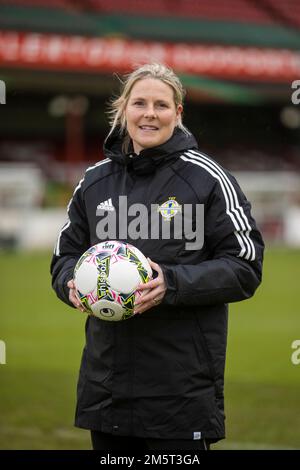 Gail Redmond, responsable du développement des femmes à l'Irish football Association (IFA), et entraîneur-chef bénévole du Glentoran Women's FC, Qui a été fait un MBE (membre de l'ordre de l'Empire britannique) pour les services à l'Association football en Irlande du Nord dans la liste des honneurs du nouvel an, photographié à l'ovale, le terrain de maison de Glentoran. Date de la photo: Jeudi 29 décembre 2022. Banque D'Images