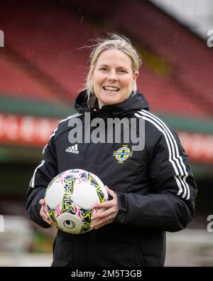 Gail Redmond, responsable du développement des femmes à l'Irish football Association (IFA), et entraîneur-chef bénévole du Glentoran Women's FC, Qui a été fait un MBE (membre de l'ordre de l'Empire britannique) pour les services à l'Association football en Irlande du Nord dans la liste des honneurs du nouvel an, photographié à l'ovale, le terrain de maison de Glentoran. Date de la photo: Jeudi 29 décembre 2022. Banque D'Images