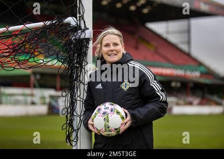 Gail Redmond, responsable du développement des femmes à l'Irish football Association (IFA), et entraîneur-chef bénévole du Glentoran Women's FC, Qui a été fait un MBE (membre de l'ordre de l'Empire britannique) pour les services à l'Association football en Irlande du Nord dans la liste des honneurs du nouvel an, photographié à l'ovale, le terrain de maison de Glentoran. Date de la photo: Jeudi 29 décembre 2022. Banque D'Images