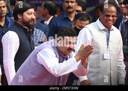 KOLKATA, INDE - DÉCEMBRE 30: Le chef du BJP, Subhendu Adhikari, salue les délégués après les drapeaux au large du train express Vande Bharat depuis la gare de Howrah à la gare de Howrah sur 30 décembre 2022 à Kolkata, Inde. Peu de temps après avoir exécuté les derniers rites de sa mère Heeraben à Ahmedabad, le Premier ministre Narendra Modi a assisté à des travaux de développement préplanifiés, y compris le décollage de Vande Bharat Express reliant Howrah à New Jalpaiguri, au Bengale occidental, par vidéoconférence. Il s'agit du premier et du septième train Vande Bharat du Bengale occidental à être lancé. (Photo de Samir Jana/Hindustan Times/si Banque D'Images