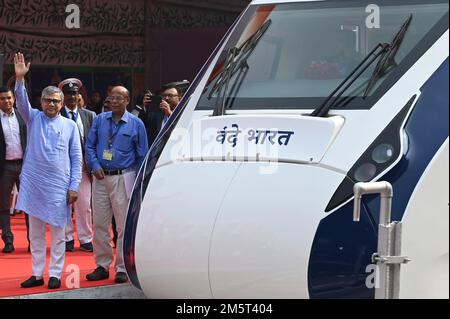 KOLKATA, INDE - DÉCEMBRE 30: Le ministre des chemins de fer Ashwini Vaishnaw avant les drapeaux au large du train express de Vande Bharat de Howrah à NJP route à la gare de Howrah sur 30 décembre 2022 à Kolkata, Inde. Peu de temps après avoir exécuté les derniers rites de sa mère Heeraben à Ahmedabad, le Premier ministre Narendra Modi a assisté à des travaux de développement préplanifiés, y compris le décollage de Vande Bharat Express reliant Howrah à New Jalpaiguri, au Bengale occidental, par vidéoconférence. Il s'agit du premier et du septième train Vande Bharat du Bengale occidental à être lancé. (Photo de Samir Jana/Hindustan Times/Sipa USA) crédit : Banque D'Images