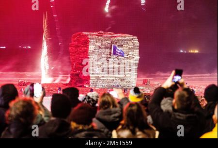 SCHEVENINGEN - le feu de joie sur le Noorderstrand de Scheveningen. Les feux de joie sur les plages de Scheveningen et Duindorp sont éclairés un jour plus tôt que prévu. Le vent souffle probablement trop fort à la Saint-Sylvestre. ANP JEFFREY GROENEWEG pays-bas - belgique Out crédit: ANP/Alay Live News Banque D'Images