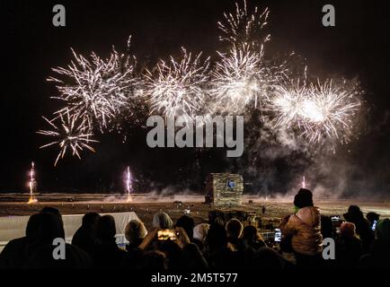 SCHEVENINGEN - le feu de joie sur le Noorderstrand de Scheveningen. Les feux de joie sur les plages de Scheveningen et Duindorp sont éclairés un jour plus tôt que prévu. Le vent souffle probablement trop fort à la Saint-Sylvestre. ANP JEFFREY GROENEWEG pays-bas - belgique Out crédit: ANP/Alay Live News Banque D'Images