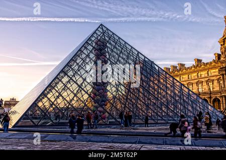 Paris, France. 29th décembre 2022. Le Musée du Louvre accueille sous sa Pyramide l'œuvre monumentale de l'artiste Barthélémy Toguo. Banque D'Images