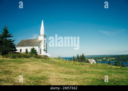 Église historique du Highland Village Museum Iona Cape Breton avec le lac Great bras Dor. Photo de haute qualité Banque D'Images