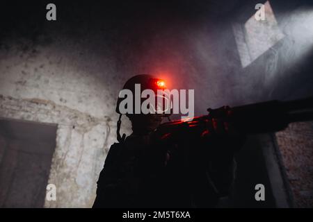 Femme ukrainienne Un soldat en guerre, avec une arme entre ses mains, vise l'ennemi Banque D'Images