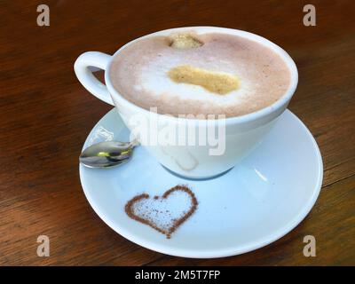 Tasse Cappuccino mit einem Herz aus Kakao und verziertem Milchschaum Banque D'Images