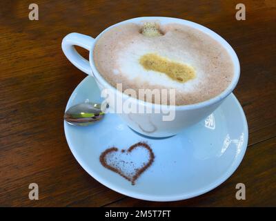 Tasse Cappuccino mit einem Herz aus Kakao und verziertem Milchschaum Banque D'Images