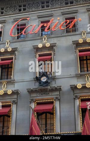 Le manoir Cartier avec 2022 décorations de vacances sur Fifth Avenue, New York, Etats-Unis Banque D'Images