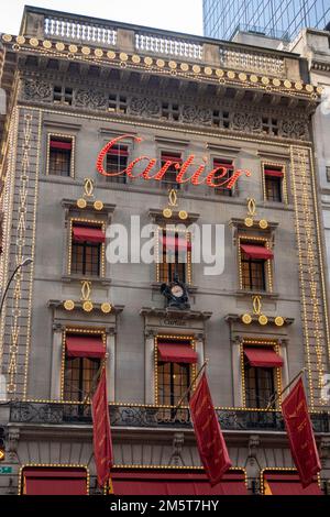 Le manoir Cartier avec 2022 décorations de vacances sur Fifth Avenue, New York, Etats-Unis Banque D'Images