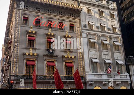 Le manoir Cartier avec 2022 décorations de vacances sur Fifth Avenue, New York, Etats-Unis Banque D'Images