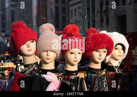 Stockage de chapeaux à vendre par un vendeur de rue, jours fériés, 2022, NYC, États-Unis Banque D'Images